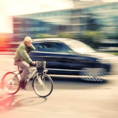 Automobilistes et cyclistes sur la route